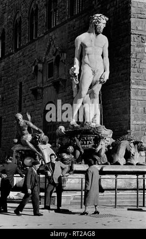 Viaggiare a Firenze - Italia negli anni cinquanta - persone di fronte alla fontana di Nettuno, scultura da Bartolomeo Ammannati, Palazzo Vecchio e Piazza della Signoria. Vor dem Neptunbrunnen in Florenz, Italien. Data dell'immagine 1954. Foto Erich Andres Foto Stock