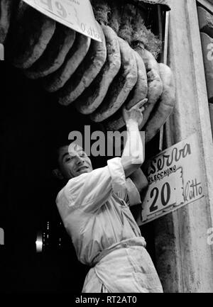 Viaggi a Roma - Italia negli anni cinquanta - negozio delicatessen in Roma. Immagine presa nel 1954 da Erich Andres. Foto Stock