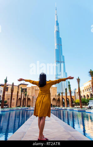 Turista femminile nella parte anteriore del segno distintivo di Dubai, Emirati Arabi Uniti Foto Stock