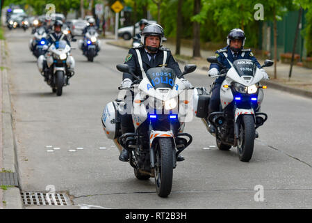 Olivos, Argentina - Oct 24, 2016: polizia moto escort vicino la residenza ufficiale del Presidente di Argentina Quinta de Olivos. Foto Stock