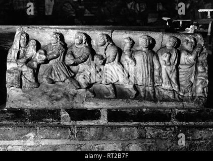 Erich Andres Italien - Catacombe con marmo-sollievo nella Roma degli anni cinquanta. Foto di Erich Andres Erich Andres - Italia, Italia, Roma, storia, storici degli anni cinquanta, Catacombe, marmo-relief Italien - Katakomben in Rom in den 1950er Jahren. Hier ein Marmorrelief einer Anbetung. Foto Stock