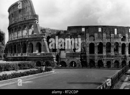 Viaggi a Roma - Italia negli anni cinquanta - Colosseo a Roma. Data dell'immagine 1954. Foto Erich Andres Foto Stock
