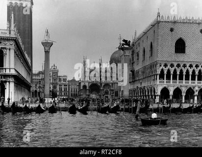 Viaggiare a Venezia - Italia negli anni cinquanta - Vista dal Canal Grande al Leone di Venezia su colonne in granito, San Marco Piazetta, la Basilica e il Palazzo Ducale. Foto scattata nel 1954 da Erich Andres Foto Stock