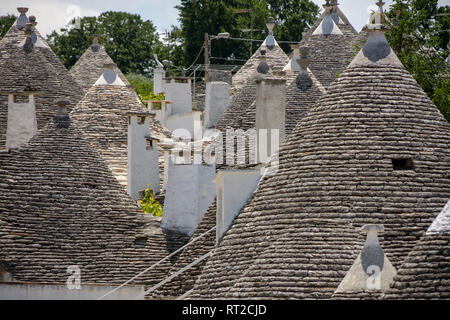 Alberobello con un interessante copertura del tetto, Bari, Italia Foto Stock