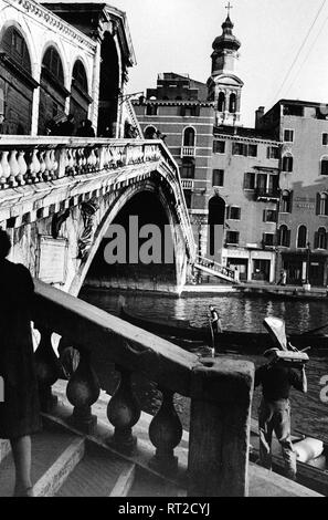 Erich Andres Italien - Die Ponte di Rialto im Venedig der 1950er Jahre. Il ponte di Rialto a Venezia, Italia. 540/12 Foto Stock