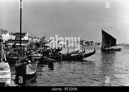 Erich Andres Italien - Auf dem Canale Grande gegen das Meer im Venedig der 1950er Jahre. Grand Canal a mare a Venezia, Italia. 539/39 Foto Stock