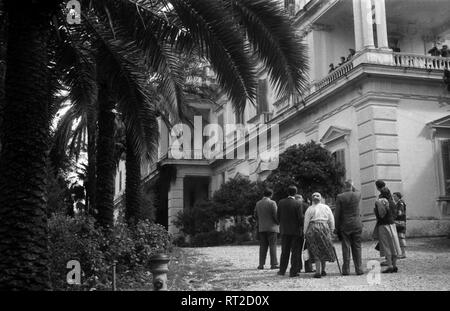 Griechenland, Grecia - Touristen kommen un ihr Hotel auf Korfu, Griechenland, 1950er Jahre. I turisti che arrivano nel loro hotel a Corfù, Grecia, 1950s. Foto Stock