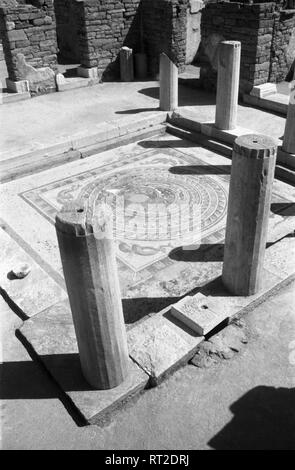 Griechenland, Grecia - Mosaik im Inneren des Hauses der Delphine auf Delos in Griechenland, 1950er Jahre. Mosaico all interno della casa dei delfini presso l'isola di Delos, Grecia, 1950s. Foto Stock