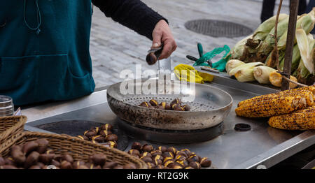 Cucina di strada. La torrefazione e vendita di dolce i duroni e castagne a Ermou street Athens, Grecia. Foto Stock