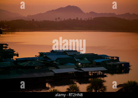 Morining luce della casa galleggiante nel lago sangklaburi western terri di kanchanaburi uno dei più popolari destinazioni di viaggio in Tailandia Foto Stock