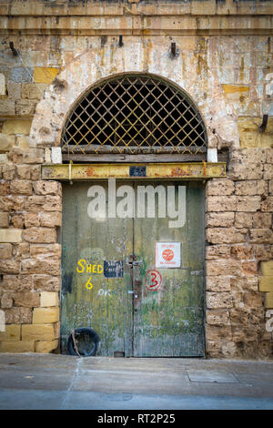 Il vecchio magazzino ad arco porta verde con porte verniciate Foto Stock