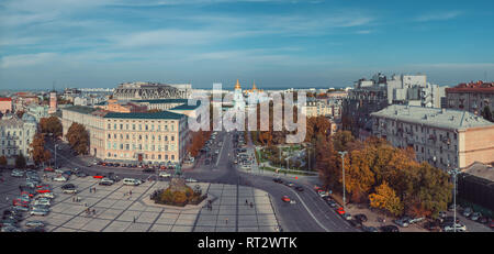 Vista dal Campanile di St Sophia cattedrale sulla Sophia Square, St Michael cupola dorata e monastero di Bohdan Khmelnitsky monumento. Kiev, Ucraina. Foto Stock