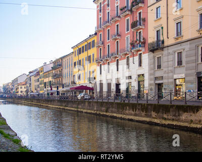 Milano, Italia-febbraio 15, 2019: Naviglio Grande canal e architettura accanto ad essa nella giornata di sole Foto Stock