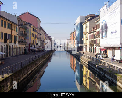 Milano, Italia-febbraio 15, 2019: Naviglio Grande canal e architettura accanto ad essa nella giornata di sole Foto Stock
