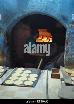 La cottura del pane nella Medina di Fez, Marocco Foto Stock