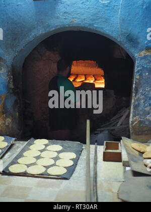 La cottura del pane nella Medina di Fez, Marocco Foto Stock