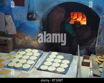 La cottura del pane nella Medina di Fez, Marocco Foto Stock