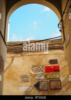 Scena di strada nella Medina di Fez, Marocco Foto Stock