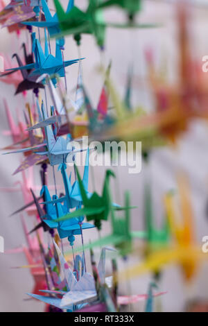 Diversi i cigni di colori decorativi realizzati in carta. Origami colorati dal Giappone. Carta piegato in forme animali. Alcune sagome fuori fuoco. Posizione neutrale Foto Stock