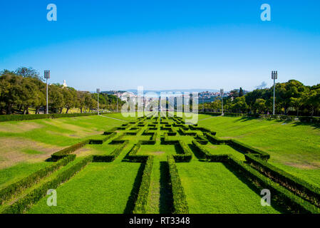 Vista del labirinto del parco Eduardo VII e giardini, il più grande parco nel centro di Lisbona, prolungando il viale principale o Avenida da Liberdade un Foto Stock
