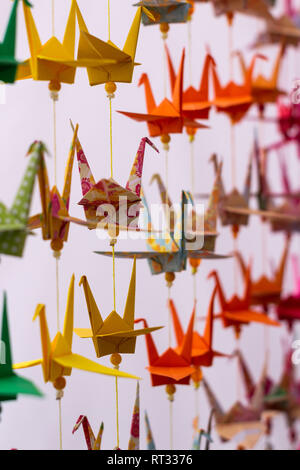 Diversi i cigni di colori decorativi realizzati in carta. Origami colorati dal Giappone. Carta piegato in forme animali. Alcune sagome fuori fuoco. Posizione neutrale Foto Stock