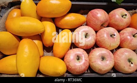 La papaia e apple, frutta tropicale in sezione trasversale Foto Stock
