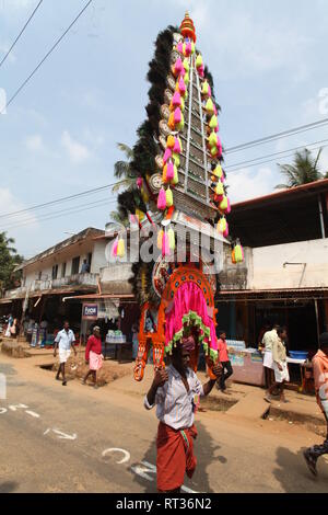 Kaavadiyattam o onere di danza è sacrificio cerimoniale di devoti durante il culto del Signore indù murugan. Foto Stock