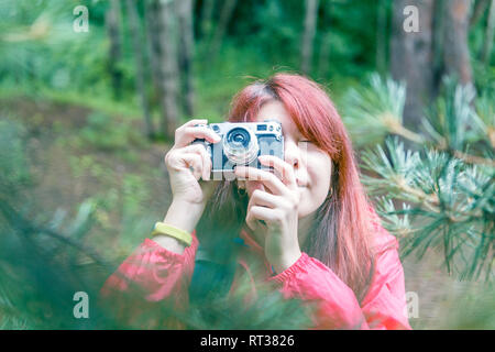 Woman in Red Jacket prende le immagini Foto Stock