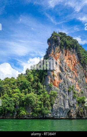 Baia di Phang Nga scogliere calcaree in Thailandia Foto Stock