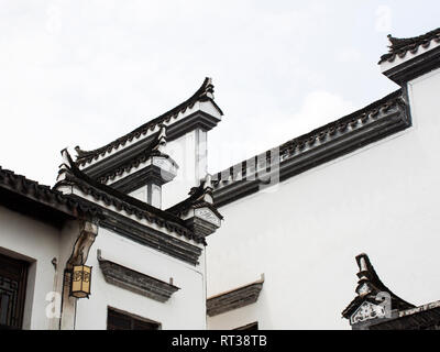 Antica cinese tetto architettonico Dettagli di Hui stile. Hui stile. Wenyuan Shicheng, Hangzhou, nella provincia di Zhejiang, Cina Foto Stock