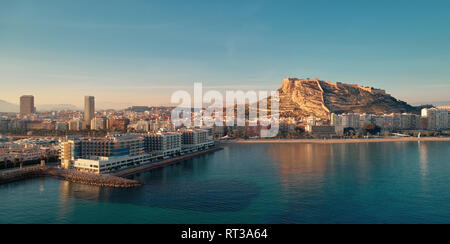 Fotografia aerea drone vista città Alicante paesaggio sopra panorama principale punto di riferimento nel centro della città Santa Barbara castello sul Monte Benacantil Spagna Foto Stock