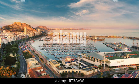 Fotografia aerea drone vista città Alicante paesaggio sopra panorama principale punto di riferimento nel centro della città Santa Barbara castello sul Monte Benacantil Spagna Foto Stock