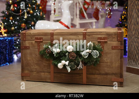 Close up. cassa di legno con i regali di Natale Foto Stock