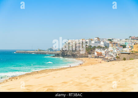 Bellissima e ampia spiaggia di sabbia di Morro Jable, Jandia Penninsula a Fuerteventura, Spagna Foto Stock