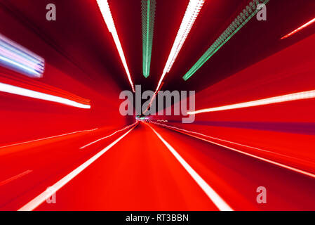 Strada in un tunnel sotterraneo. Motion Blur. Foto Stock