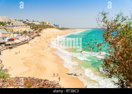 Bellissima e ampia spiaggia di sabbia di Morro Jable, Jandia Penninsula a Fuerteventura, Spagna Foto Stock