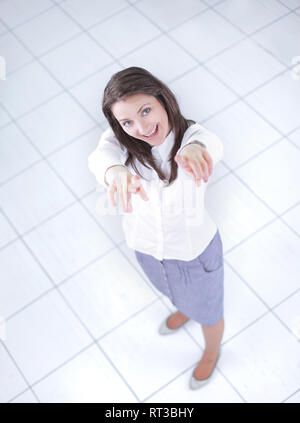 Vista dalla parte superiore.in piena crescita.donna d'affari di successo che mostra in avanti Foto Stock