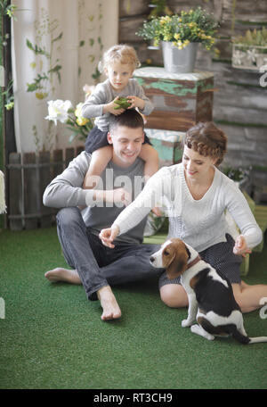 Mamma e papà sta parlando la loro figlia Foto Stock