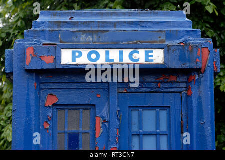 Curiosità: La tradizionale scatola blu della polizia a Glasgow, Scozia, Regno Unito Foto Stock