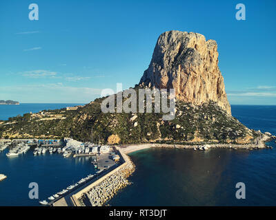 Vista aerea mozzafiato dIfac Penyal parco naturale di Penon de Ifach massiccio calcareo sul mare Mediterraneo, imbarcazioni ormeggiate in porto di Calpe Foto Stock