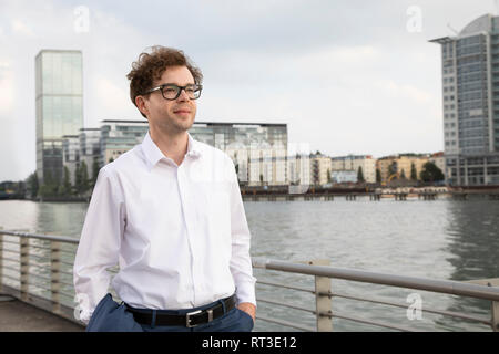 Germania Berlino, ritratto di contenuti proprietari relax al fiume Spree Foto Stock