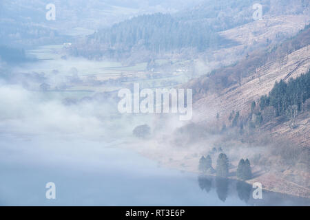 Basse nubi sopra il serbatoio di Elisabetta e la campagna circostante in una mattina di febbraio, il Parco Nazionale di Brecon Beacons, Wales, Regno Unito Foto Stock