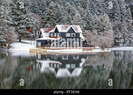 Lake House nel lago Abant d'inverno. Abant, Bolu - Turchia Foto Stock