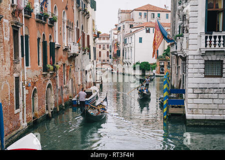 Venezia, Italia - 5 Maggio 2018: un gruppo di turisti che viaggiano in gondola attraverso i suggestivi canali di Venezia, Italia Foto Stock