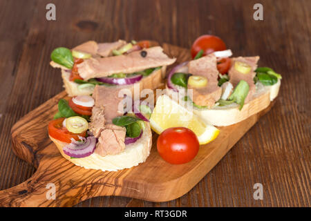 Tonno panini sulla tavola di legno Foto Stock