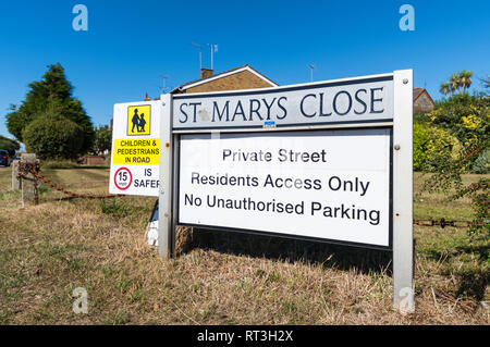 British nome della strada segno fisso a terra per un vicino ad una strada privata con residenti di accedere soltanto e non parcheggio non autorizzato, in Inghilterra, Regno Unito. Foto Stock