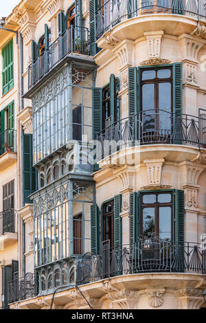 Case cittadine del Mediterraneo nella città vecchia di Palma de Mallorca, Maiorca, isole Baleari, Spagna Foto Stock