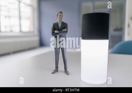 Imprenditore in miniatura statuetta in piedi accanto alla casa di smart device Foto Stock