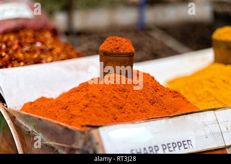 La Georgia, Tbilisi, il centro città di mercato. Trappole con diverse spezie. Foto Stock