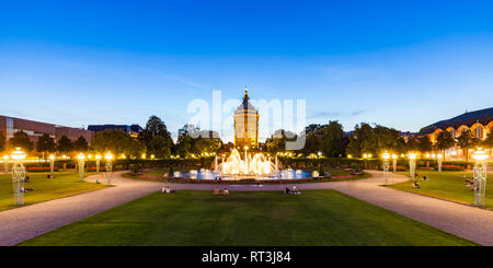 Germania, Mannheim, Friedrichsplatz con fontana e water tower in background all'ora blu Foto Stock